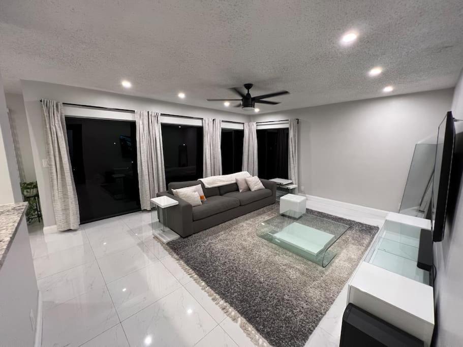 High End Luxury Condo Located In Ft. Lauderdale Лодърхил Екстериор снимка