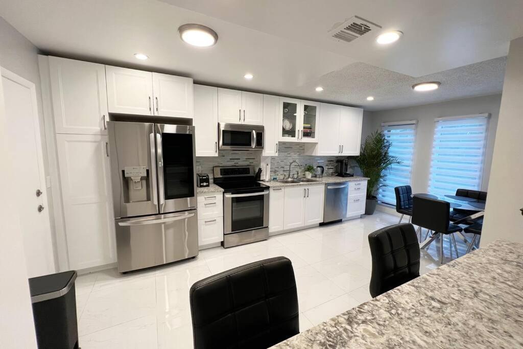 High End Luxury Condo Located In Ft. Lauderdale Лодърхил Екстериор снимка